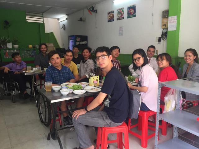 Rời vị trí quản lý nhân sự toàn cầu của tập đoàn hàng chục ngàn nhân viên, doanh nhân người Anh ở lại Việt Nam 20 năm để tạo công ăn việc làm về IT cho người khuyết tật